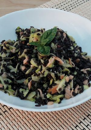 O poză a rețetei Orez"venere"cu salmone afumat și dovlecei.