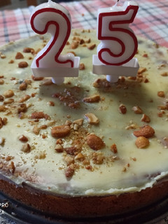 Una foto de Brownie de chocolate blanco con cacahuetes caramelizados