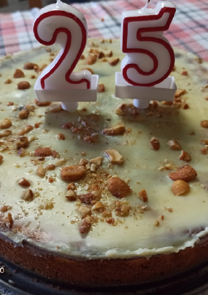 Una foto de Brownie de chocolate blanco con cacahuetes caramelizados