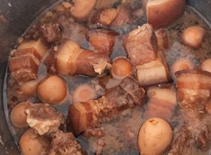 Hình của món Thịt kho trứng cút.