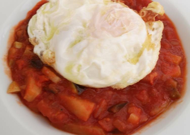 Pisto con huevo frito