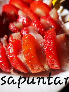 Una foto de Fresas con anchoas o sardinas ahumadas 🍓🍓🐟🍊🍊