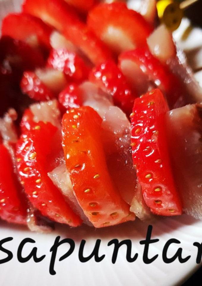 Una foto de Fresas con anchoas o sardinas ahumadas 🍓🍓🐟🍊🍊
