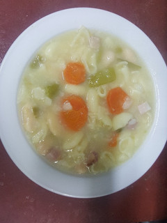 Una foto de Potaje de fabas con pasta, verduras y bacon