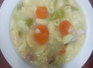 Una foto de Potaje de fabas con pasta, verduras y bacon