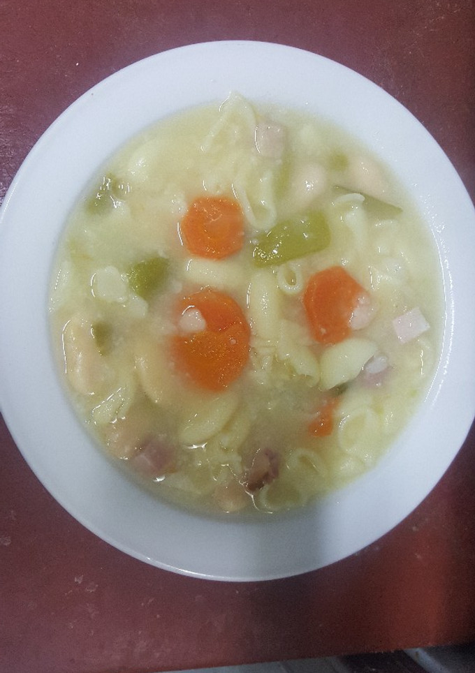 Una foto de Potaje de fabas con pasta, verduras y bacon