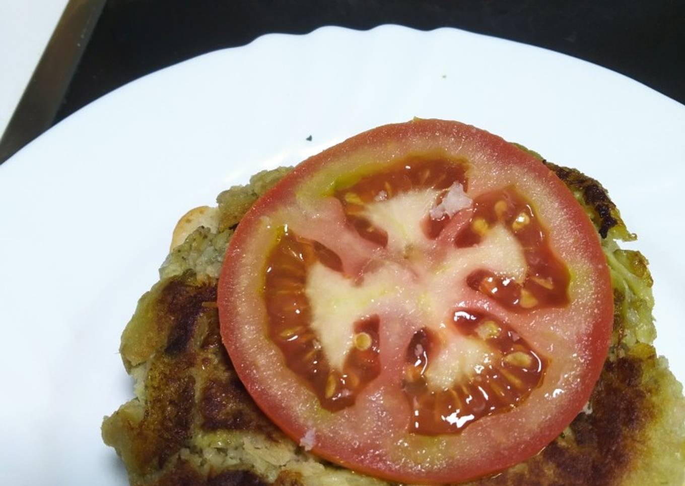 Hamburguesa de berenjena con tomate y atún 😋