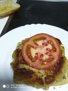 Una foto de Hamburguesa de berenjena con tomate y atún 😋