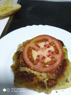 Foto principal de Hamburguesa de berenjena con tomate y atún 😋