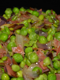 Una foto de Guisantes frescos con jamón