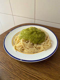 Una foto de Spaghetti en salsa verde