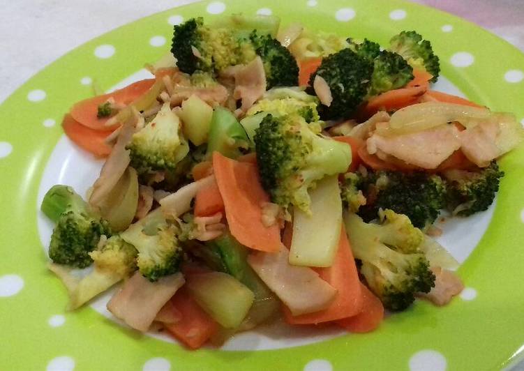Steps to Make Super Quick Homemade Stir Fried Broccoli Carrots with Ham