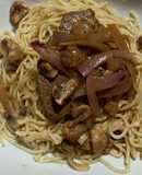 Fideos en salsa blanca acompañados de bistec con champiñones salteados