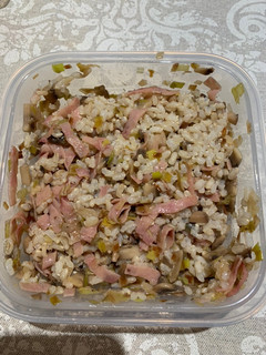 Una foto de Arroz integral con jamón york, puerro y champiñones