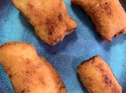 Una foto de queso brie frito