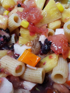 Una foto de Ensalada de pasta veraniega con piña, melón, tomate, tronquitos, pavo y moras