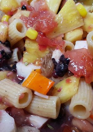 Una foto de Ensalada de pasta veraniega con piña, melón, tomate, tronquitos, pavo y moras