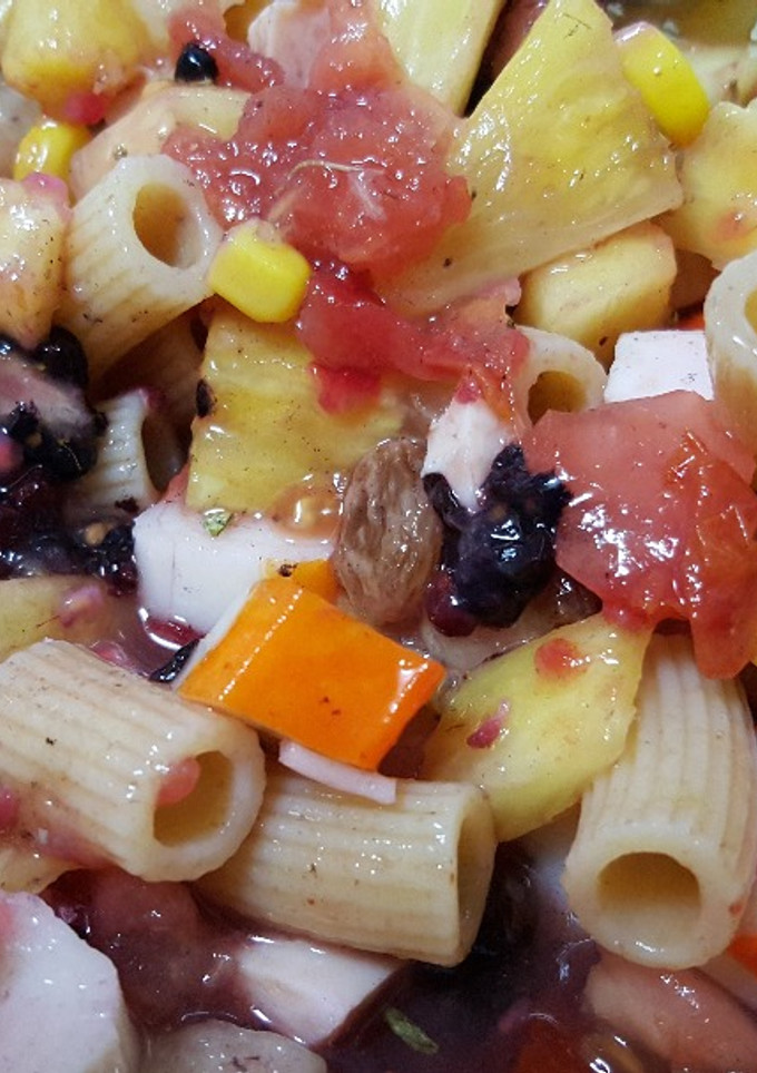 Una foto de Ensalada de pasta veraniega con piña, melón, tomate, tronquitos, pavo y moras