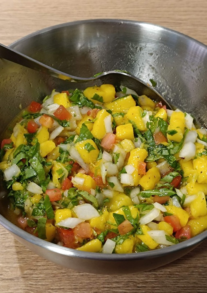 Una foto de Ensalada del día con rúcula y mango