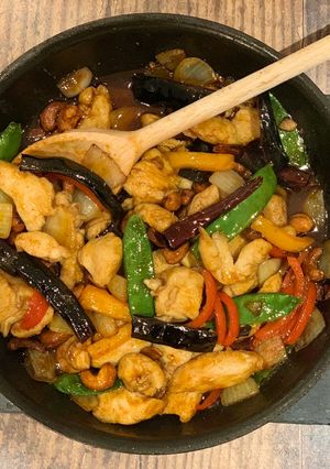 A picture of Stir-fried chicken and cashew nuts.