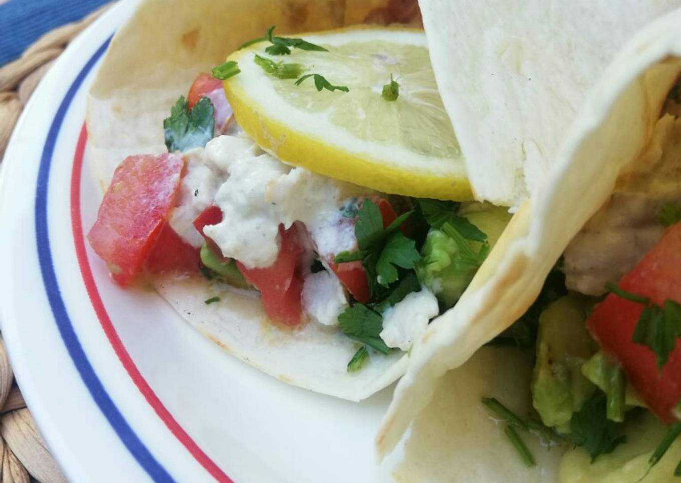 Fajitas mexicanas o picantes con restos de pescado