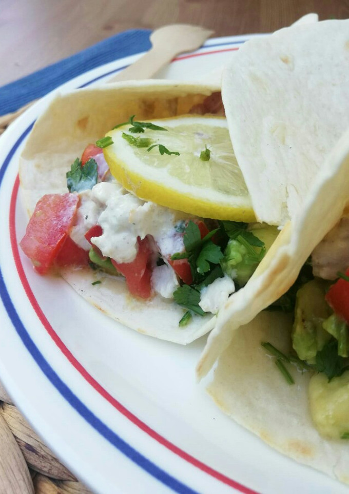 Una foto de Fajitas mexicanas o picantes con restos de pescado