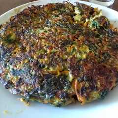 Una foto de Tortilla de hojas de remolacha y zanahoria