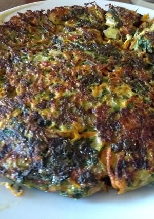 Una foto de Tortilla de hojas de remolacha y zanahoria