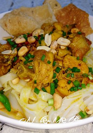 A picture of Mi Quang Chicken Noodles.