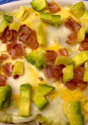 Una foto de Papas a la Guti con tocino y aguacate