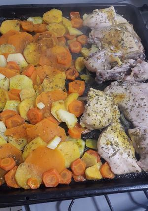 Una foto de Pollo con verduras al horno