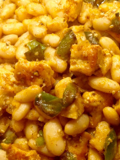 Una foto de Alubias con pollo pim-pam