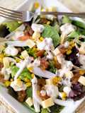 Ensalada mediterránea con salsa de alcaparras y anchoas