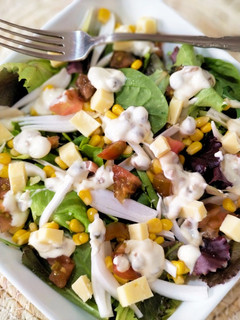 Una foto de Ensalada mediterránea con salsa de alcaparras y anchoas