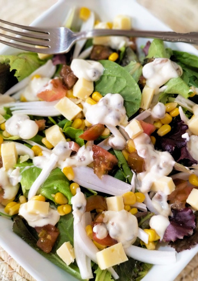 Una foto de Ensalada mediterránea con salsa de alcaparras y anchoas