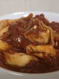 Tortellini com molho de tomate picante