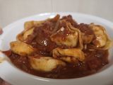 Tortellini com molho de tomate picante