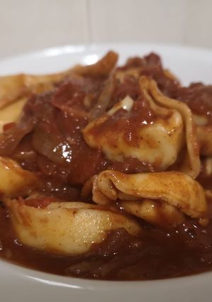 Foto de Tortellini com molho de tomate picante