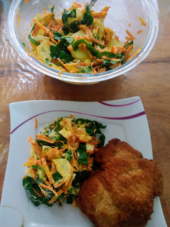 Una foto de Ensalada de espinaca y zanahoria 🥕