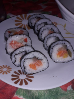 Una foto de Sushi de salmón