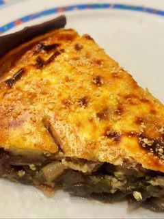 Una foto de Tarta de las 3 cebollas caramelizadas. Fácil y deliciosa