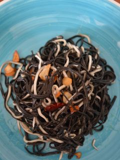 Una foto de Pasta negra con gulas al ajillo