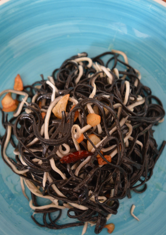 Una foto de Pasta negra con gulas al ajillo