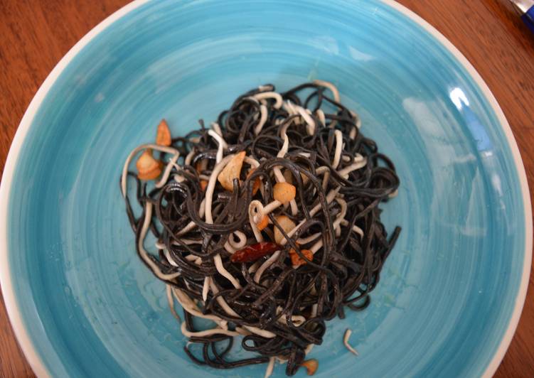 Pasta negra con gulas al ajillo