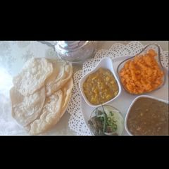 A picture of Poori Fried flatbread (Halwa Pori).