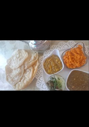 A picture of Poori Fried flatbread (Halwa Pori).