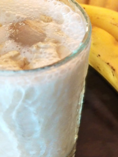 બનાના મિલ્કશેક :(Banana Milkshake recipe in Gujarati) રેસીપી મુખ્ય ફોટો