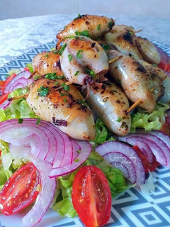 Una foto de Chipirones rellenos a la plancha con toque de limón encurtido