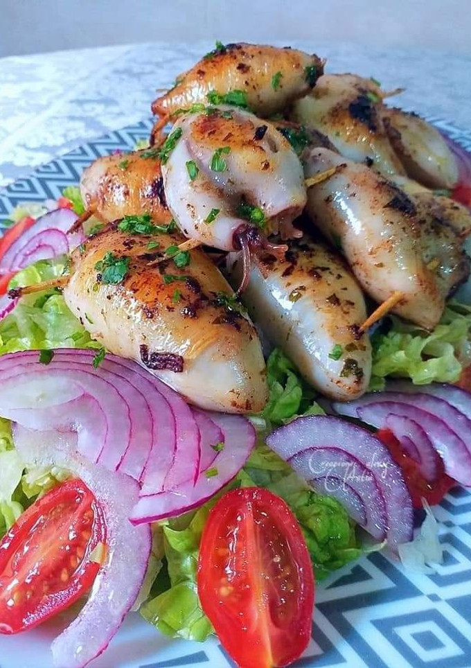 Una foto de Chipirones rellenos a la plancha con toque de limón encurtido