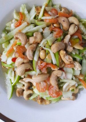 รูปของ ส้มตำแอปเปิ้ลเม็ดมะม่วงหิมพานต์